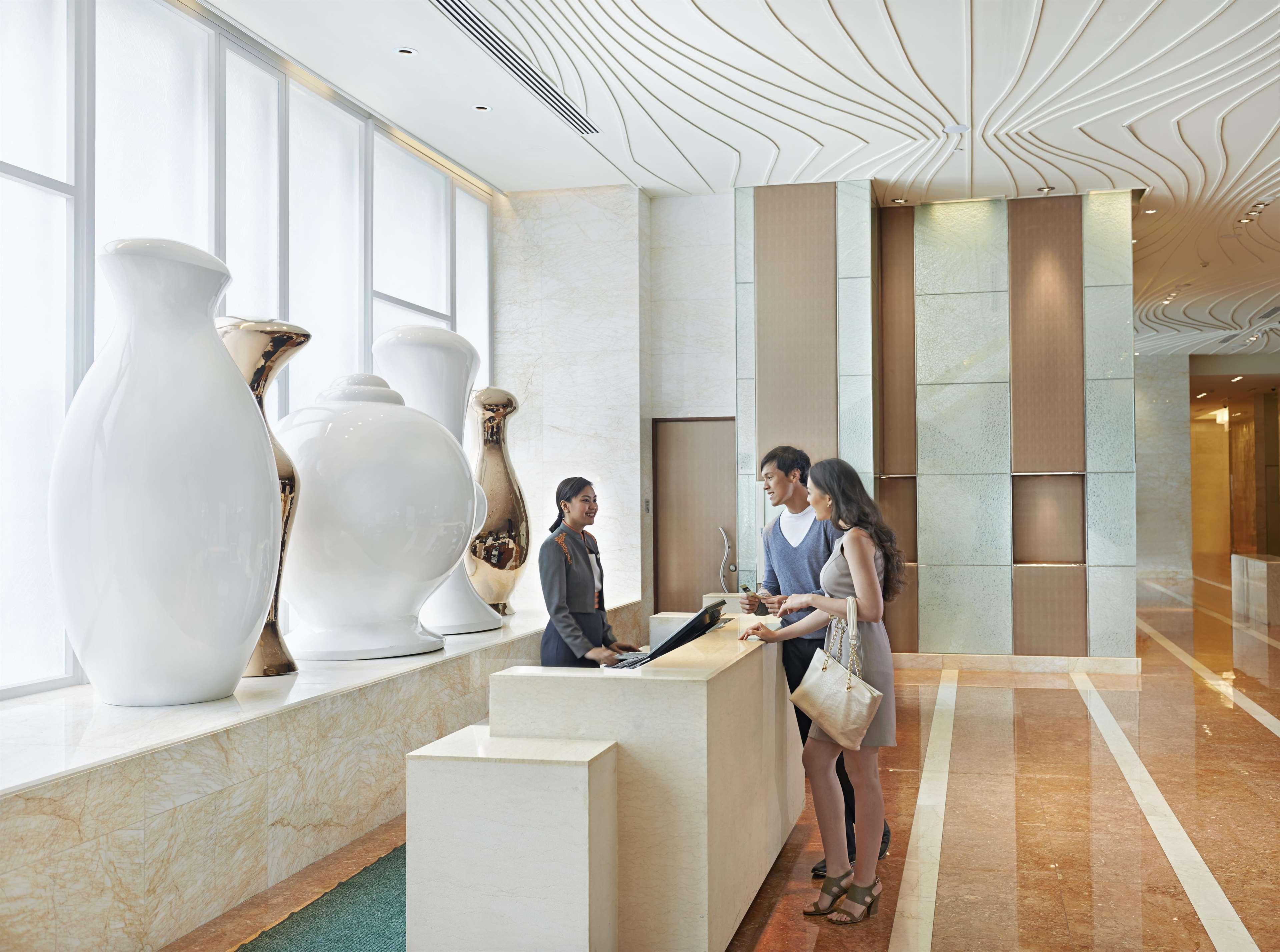 Fairmont Makati Makati City Exterior foto Concierge at the Mandarin Oriental, Hong Kong