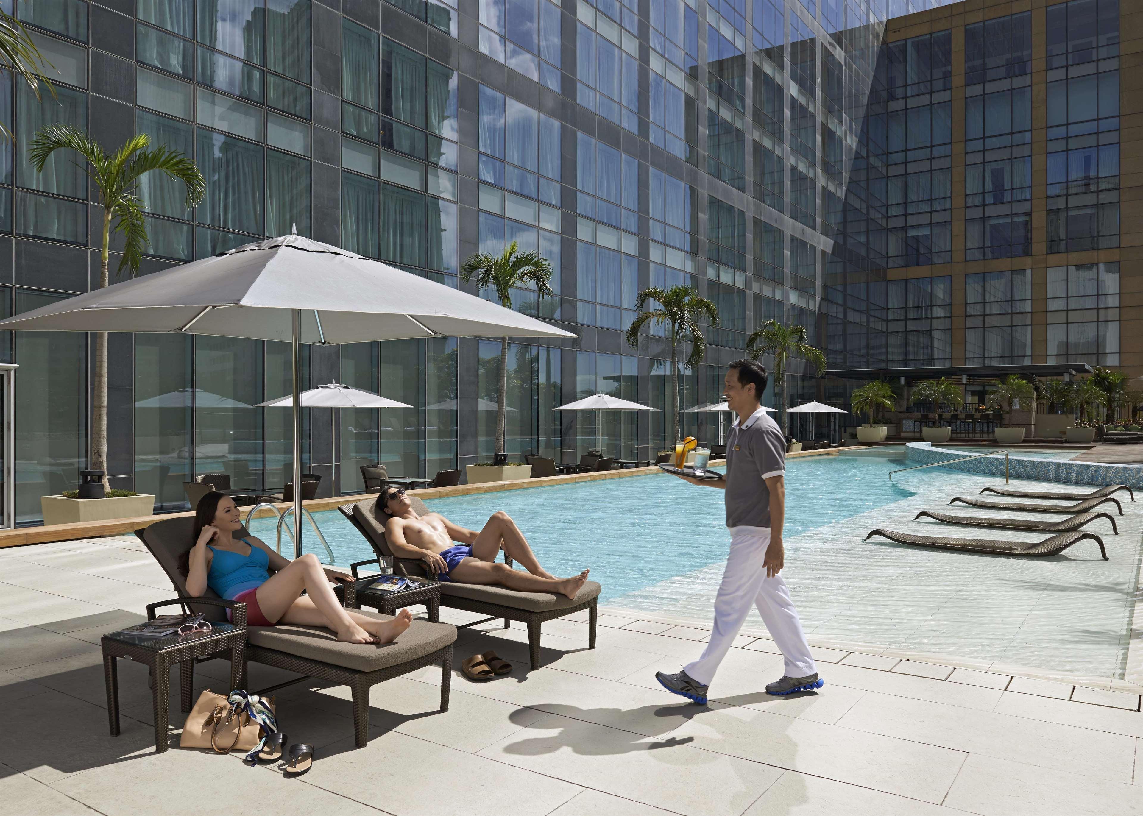 Fairmont Makati Makati City Exterior foto The pool at the hotel