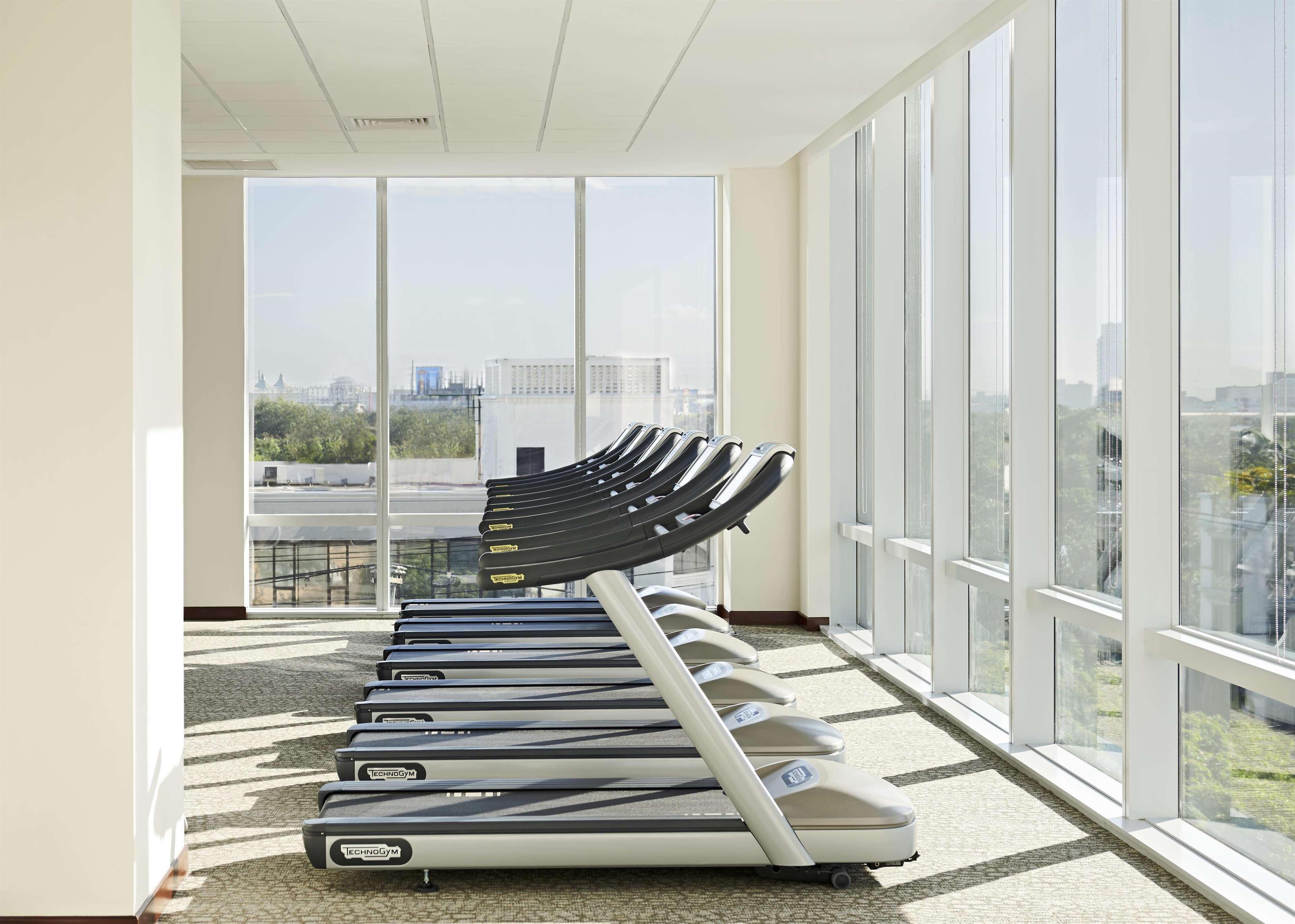 Fairmont Makati Makati City Exterior foto The gym at the hotel