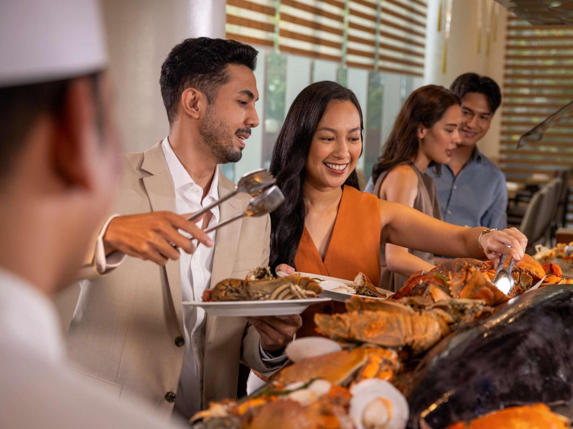 Fairmont Makati Makati City Exterior foto A buffet at a hotel