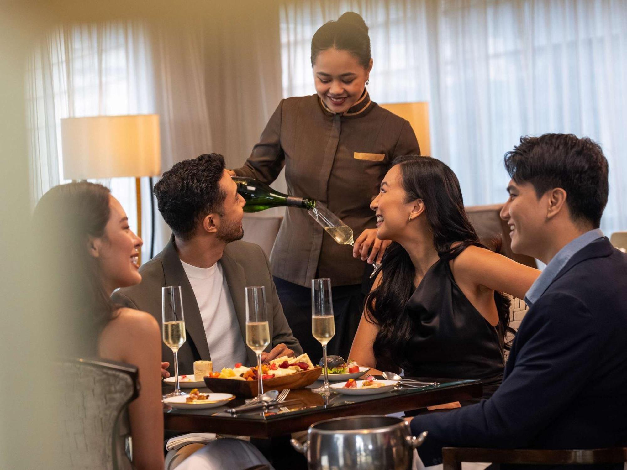 Fairmont Makati Makati City Exterior foto A butler serving drinks at a party