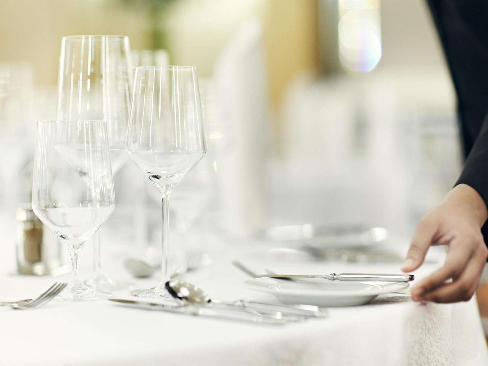 Fairmont Makati Makati City Exterior foto A waiter sets the table.