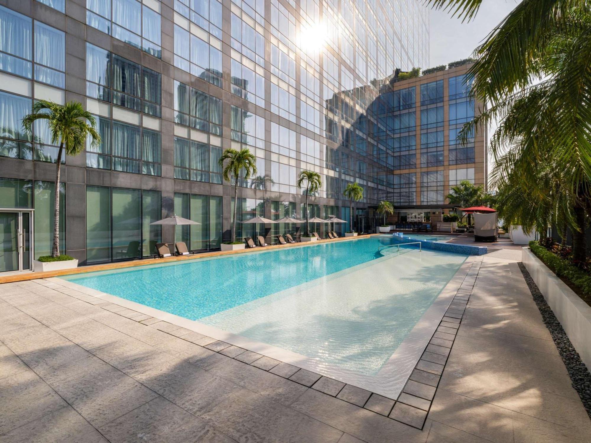 Fairmont Makati Makati City Exterior foto The pool at the hotel
