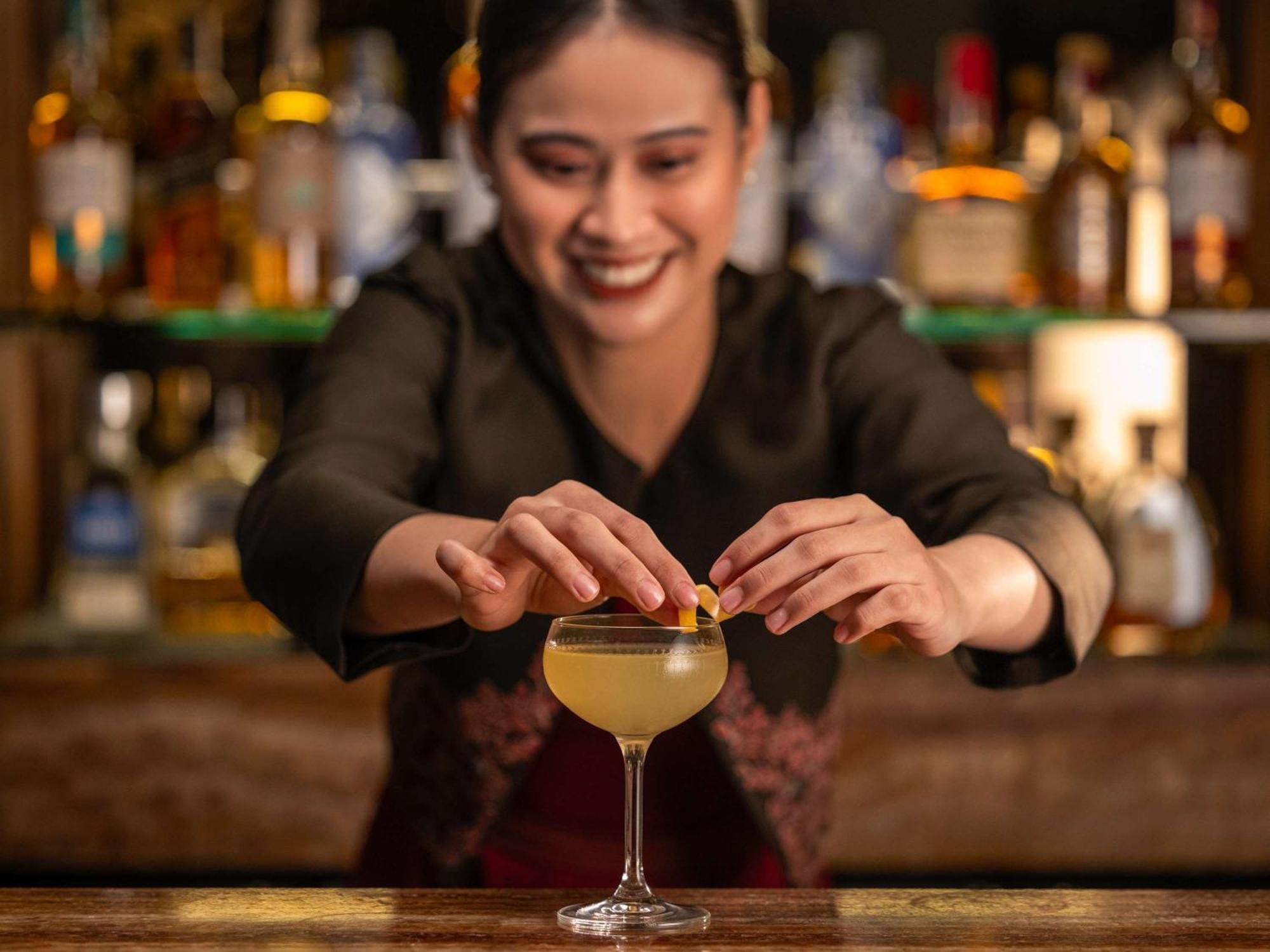 Fairmont Makati Makati City Exterior foto A bartender at work