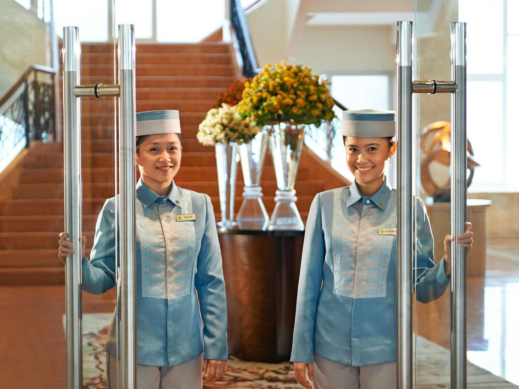 Fairmont Makati Makati City Exterior foto Doormen at the Shangri-La Hotel, Kuala Lumpur