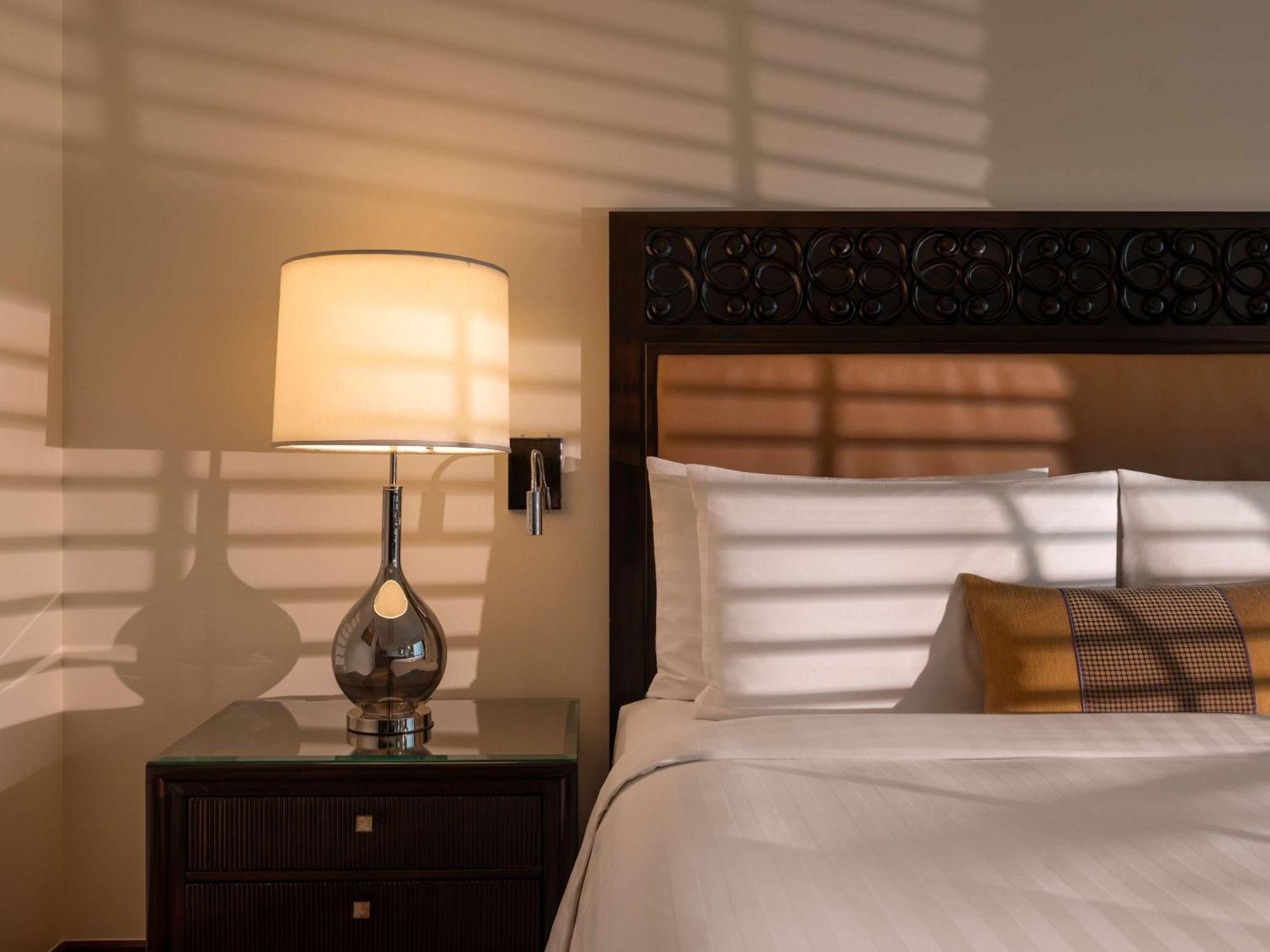Fairmont Makati Makati City Exterior foto A lamp on a bedside table