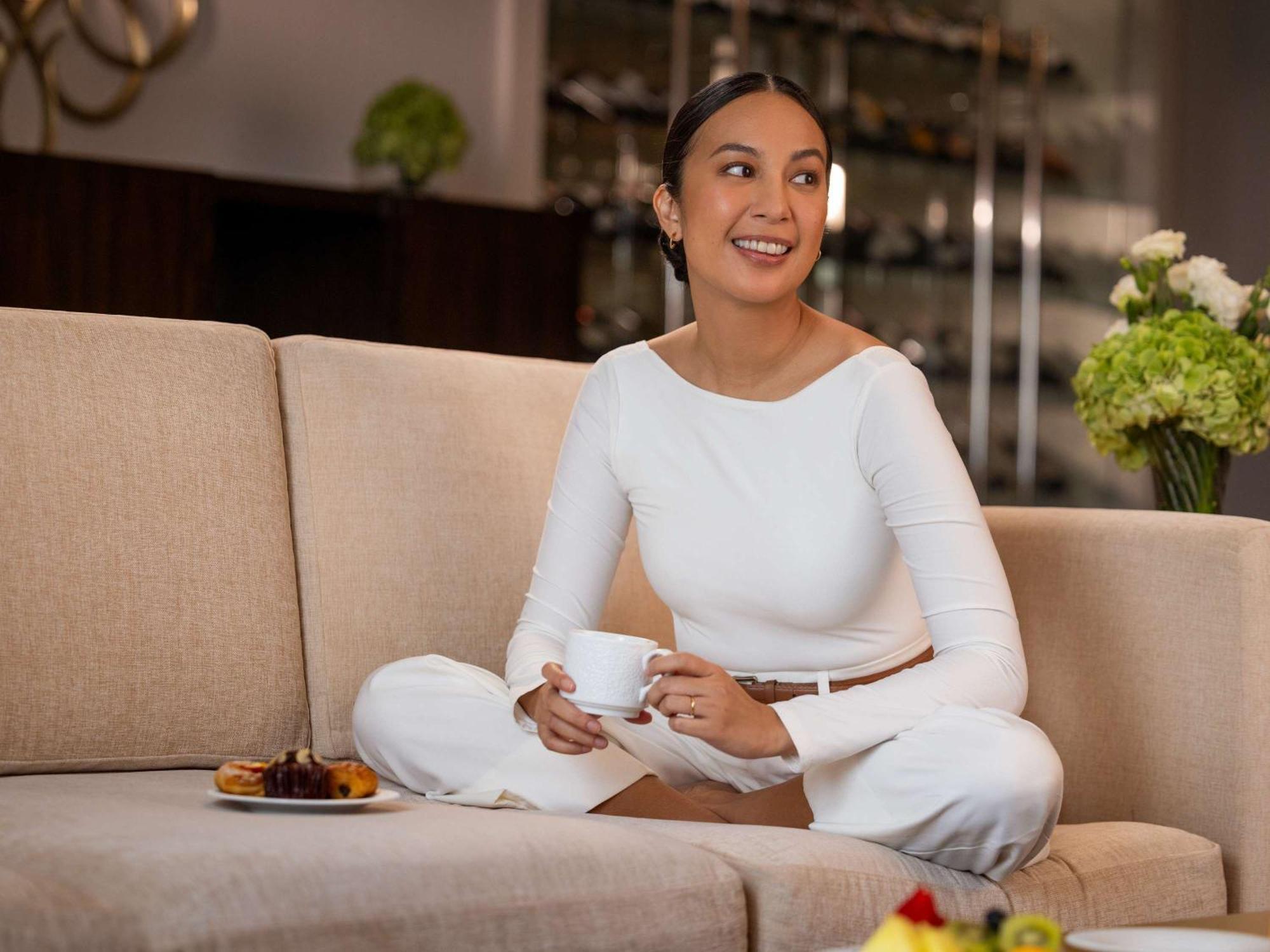 Fairmont Makati Makati City Exterior foto A woman sitting on a sofa