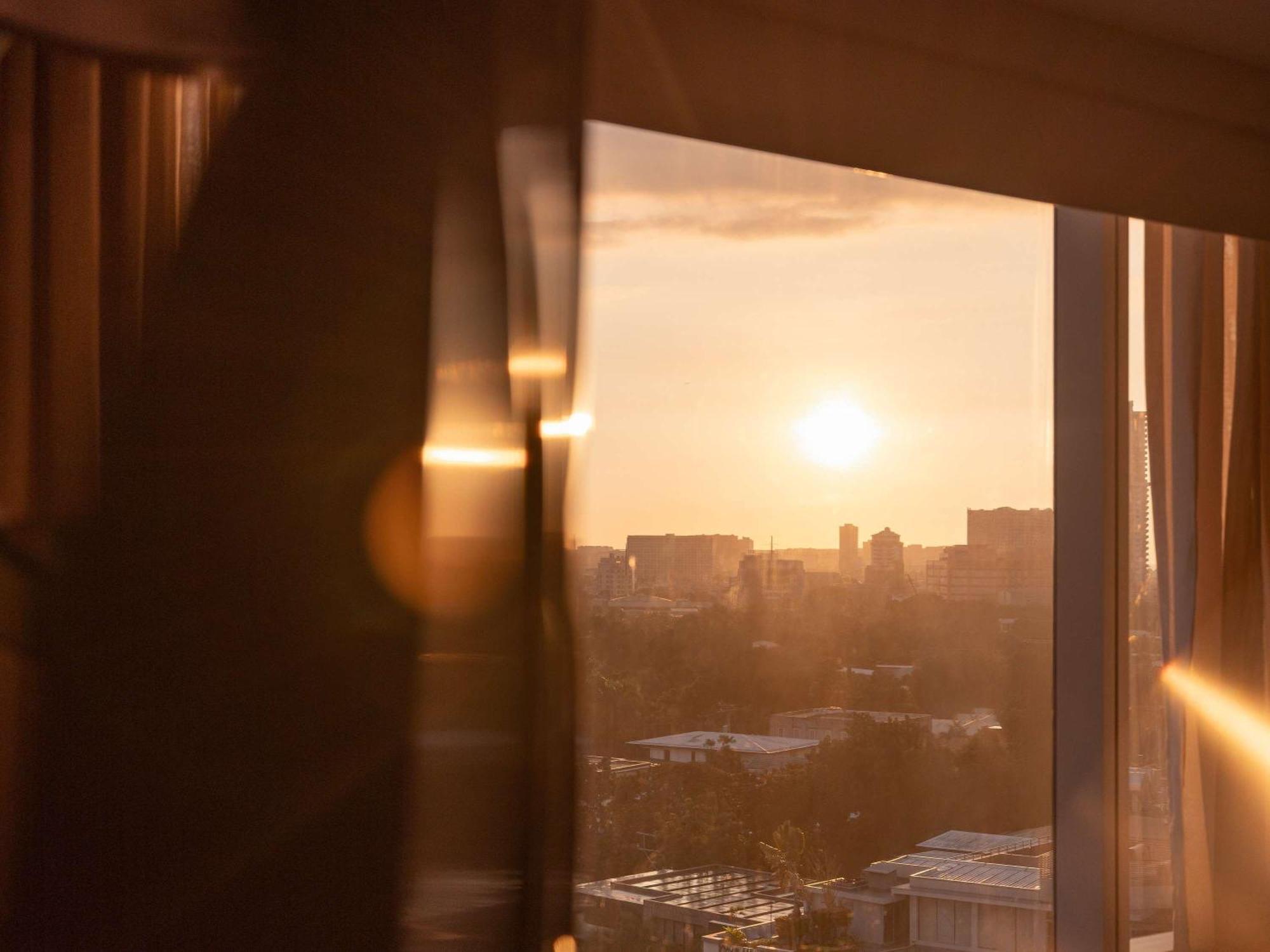 Fairmont Makati Makati City Exterior foto Sunset view from the 10th floor