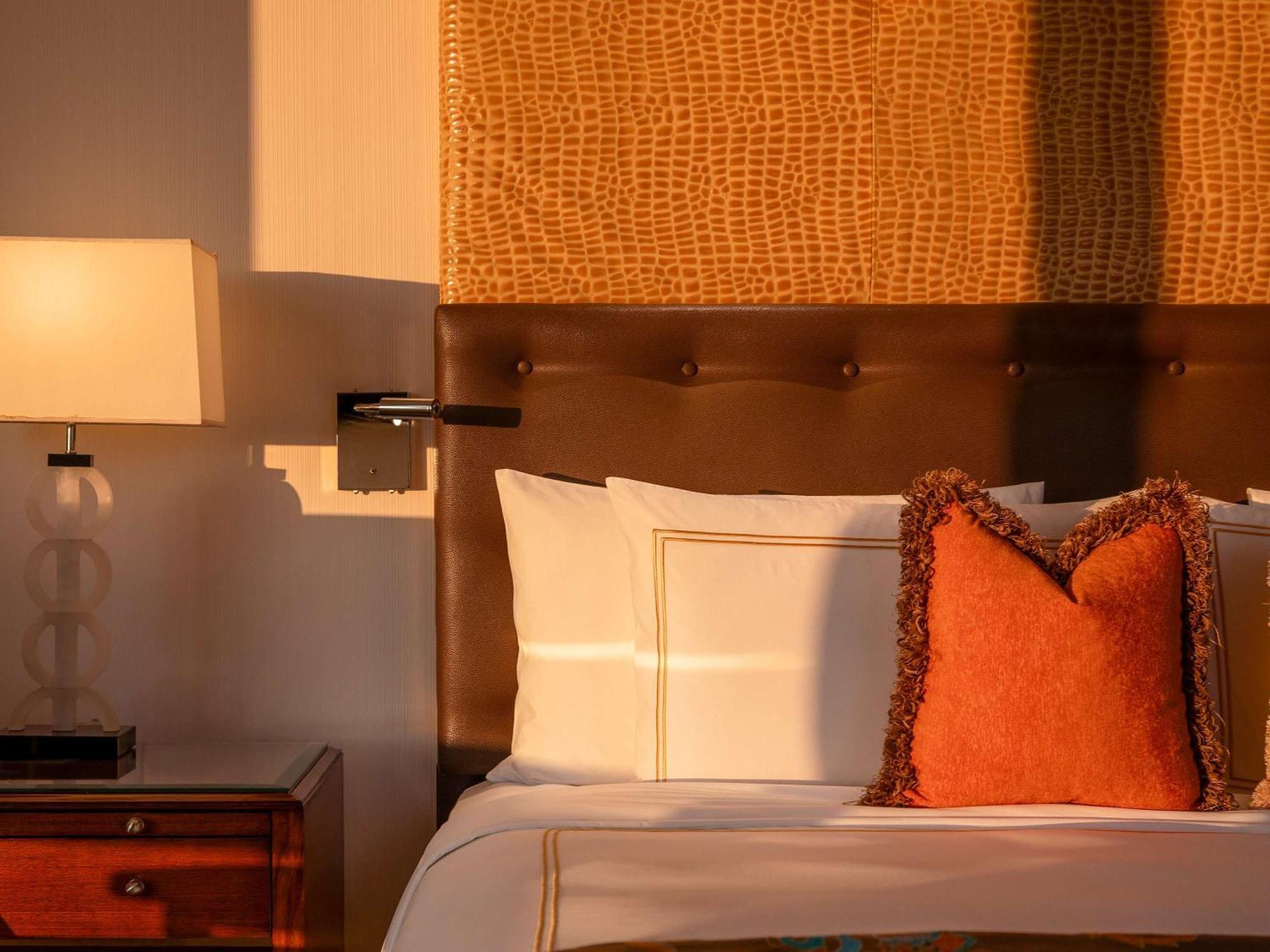 Fairmont Makati Makati City Exterior foto A bed with a headboard