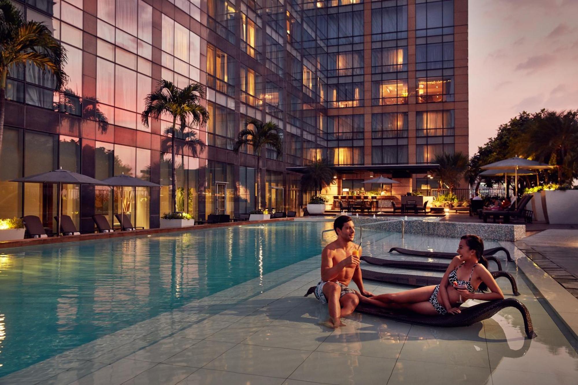 Fairmont Makati Makati City Exterior foto The pool at the hotel